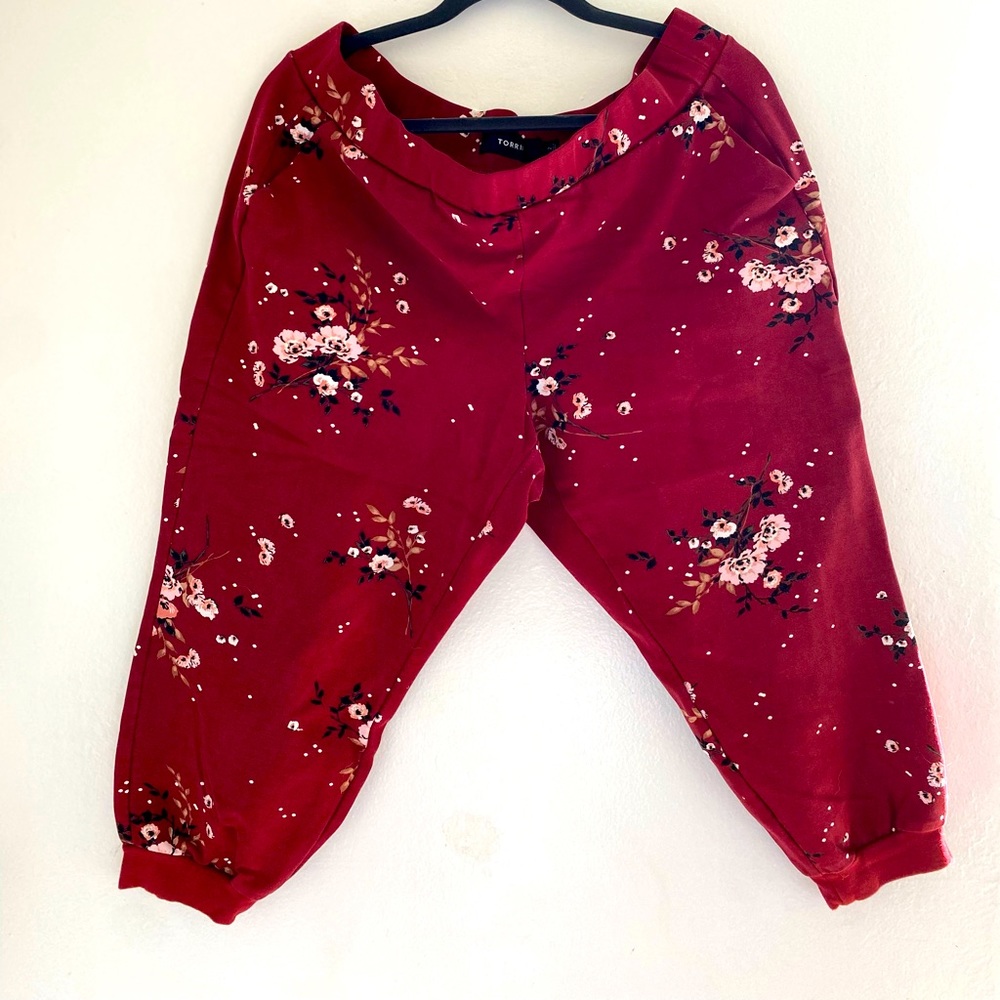 Baggy, Capri Pants— Red, Floral design